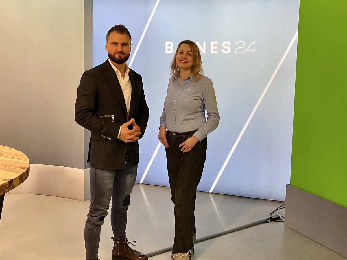 Bartek Stanek w studiu telewizji BIZNES24